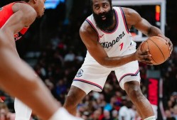 包含哈登连续十场比赛得分超过挺进下一轮，MAD挑战极限！的词条